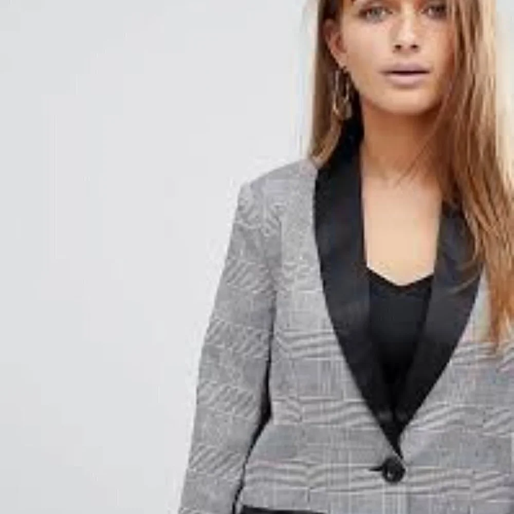 Boohoo Petite exclusive petite contrast lapel blazer in check Women's 2 Petite - Picture 2 of 6